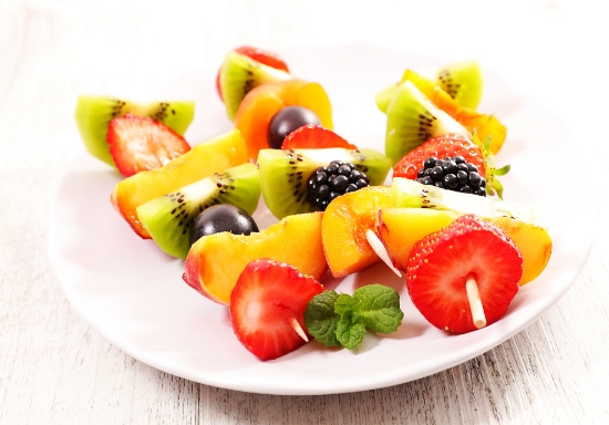 תמונה של שיפודי פירות